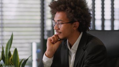 Düşünceli, Afrikalı, Amerikalı, düşünceli, erkek iş adamı, şirkette yaratıcı iş adamı. Düşünceler zor bir başlangıç arar. Ofisin tereddütlerini çözer.