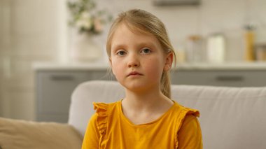 Avrupa 'da küçük mutlu bir kız kameraya bakıp gülüyor. Neşeli bir çocuk, mutlu bir çocukluk. Zevkten memnun, keyifli bir zevk.