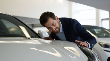 Kafkas erkek alıcısı müşteri otomobil kuaförü dokunaklı araba kaput araç satın alma test sürüşü kira hizmeti satın alma müşteri temsilcisi erkek işadamı hayal kurma