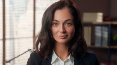 Kameraya bakan, kendine güvenen beyaz kadın gülümseyen kadın, kadın, iş kadını iş kadını, iş kadını, iş müdürü, kadın işvereni, profesyonel yüz ifadesiyle karşı karşıya.