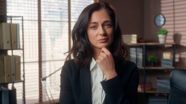 Kafası karışmış Kafkasyalı kadın kafa sallıyor düşünceli düşünceli iş kadını karar verme fikri kararsız kalmış ofis çalışanı kız çene çözümü tutmanın zor olduğunu düşünüyor iş işvereni karar vermek