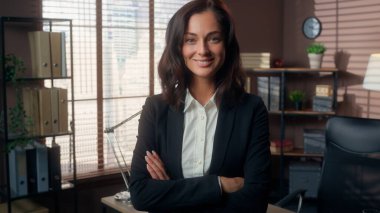 Kafkasyalı kadın, beyaz kadın, iş kadını, ofis müdürü, girişimci, kapalı mekan çalışanı, kollarını kavuşturmuş, kameraya bakan, lider patron pozu veren kadın.