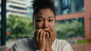 Kafası karışmış afro-amerikan kadın iş kadını şehir kızı şüpheye düşme düşüncesi şüpheyi seçerken endişeli dudak ısırığı açık şehir işvereni