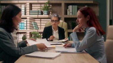 Kafkasyalı lider, çok kültürlü iş arkadaşlarıyla konuşuyor. Çok kültürlü Asyalı kadınlar, iş kadınları, ofis, şirket görüşmeleri, iş arkadaşlarıyla görüşmeler, tasarımcılarla iş arkadaşlarıyla proje planı hakkında konuşuyor.