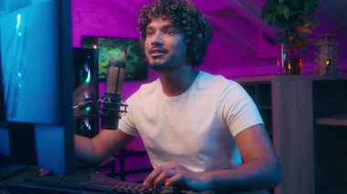 Arap Latin erkek oyuncu bilgisayar oyunları siber spor oynayan, kulaklıkla konuşan, internetteki adamla iletişim kuran Amerikalı Müslüman adamın blogunda mikrofon etkisi blogcusu olduğunu söylüyor.