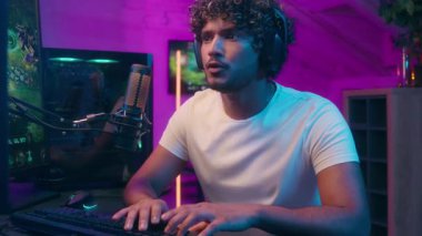 Duygusal endişeli Amerikan Arap erkek flaması oyun bilgisayarı yarışması erkek oyuncu mutlu oyuncu oyuncu neon ev sahibi siber spor online zafer blogcusu oyun bağımlılığını kutluyor