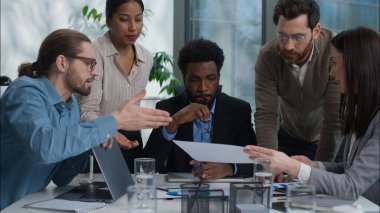 Çalışma ekibinin çok ırklı tartışma grafiği dökümanı raporuna göre, ofisteki erkek iş arkadaşları, Afro-Amerikan Kafkasyalı iş adamları, iş adamları, strateji çözüyor.