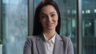 Neşeli Kafkasyalı kadın kameraya bakıyor gülümsüyor portre pozitif lider yönetici iş kadını dişçi, dişçi, güler yüzlü bayan işçi ofis çalışanı.