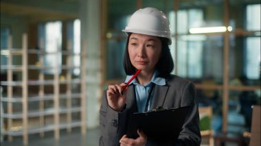İnşaat planını kontrol eden kadın mimar Asyalı kız inşaatçı tabela yazıyor endüstriyel inşaat projesi Çinli Japon kadın müteahhit iş kadını müteahhit mühendis