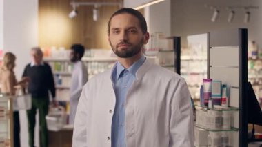 Kafkasyalı erkek eczacı laboratuvar önlüğü giyiyor. Profesyonel sağlık görevlisi eczane yardım ilaçları. Eczane sigortacısı, doktor, ilaç geçmişi olan ve gülümseyen adam.