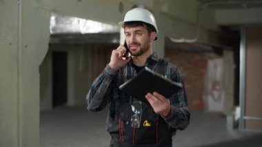 İnşaat işlerinde çalışan ustabaşı mühendis inşaat sektöründe cep telefonuyla konuşuyor sinirli adam, Kafkasyalı mimar, tamirat müfettişi, cep telefonu sorununu tartışıyordu.