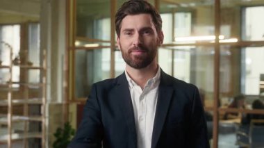 Gülümseyen iş adamı portresi Tamam ofiste el işareti Kafkasyalı orta yaşlı erkek işveren mutlu yönetici kurumsal başarı simsarı onayı iyi tavsiye Tamam