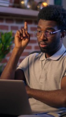 Afrikalı Amerikalı iş adamı gece müdürü. Düşünceli bir araştırma fikri düşünüyor. İnternette bilgisayar ticareti, tasarımcı erkek girişimci üzerinde çalışıyor.