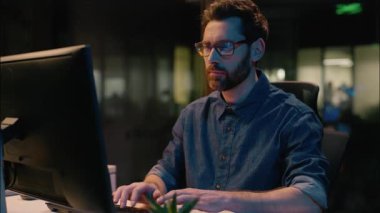 Kafkasyalı iş adamı fazla mesai yapan uykulu erkek işkolik gece ofiste fazla mesai yapan bilgisayar yorgun esneyen düşük enerjili uykusuzluk çeken uykusuzluk çeken sağlıksız esneme