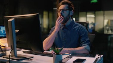 İş adamı yorgun, uykucu iş adamı gece geç saatlere kadar çalışan, fazla mesai yapan, karanlık ofis aşırı çalışan, yorgun, işkolik, yorgun, düşük enerjili uykusuzluk çeken uykusuzluk yorgunluğu çeken bir iş adamı.