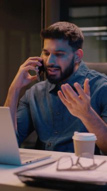 İşadamı Hintli adam gece yarısı çoklu iş adamı ofiste fazla mesai yapıyor cep telefonuyla konuşuyor bilgisayar ticareti, akıllı telefon görüşmeleri, gülümseyen müdür danışmanlık yapıyor.