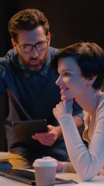 İşadamı kadın işbirliği gece ofis simsarı borsa analizi bitcoin çevrimiçi kripto para ticareti iş kadını iş arkadaşları takım çalışanı danışman stajyer