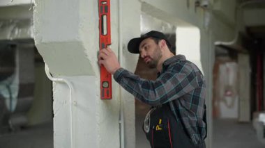 İnşaat işçisi inşaatçı mühendis tamir mühendisi balon seviyesinde alet yenileme dairesi ustabaşı erkek elektrikçi, endüstriyel problem ölçüm teftişi