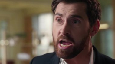 Öfkeli iş adamı duyguları bağırıyor kızgın kızgın iş adamı çatışması bağırıyor deli deli erkek işveren bağırıyor ofiste olumsuz ifade bağırıyor stres kavgası bağırıyor