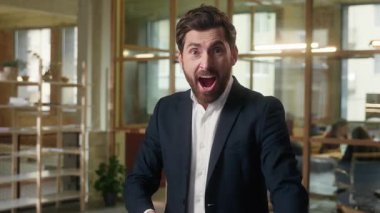 Portre kızgın iş adamı kamera görüntüsü bağır geç saatlere kadar bilek izle duygusal iş adamı çığlık at patron geç kalma dakikliği tartış olumsuz kavga rahatsız edici çılgın erkek adam