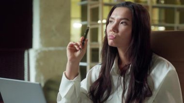 Asyalı iş kadını beyin fırtınası. Ofiste düşünceli iş kadını Çinli Koreli kız yönetici. Düşünceli iş adamı.