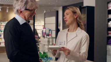 Doktor eczacı tavsiyesi reçeteli ilaç hapları eczanedeki uyuşturucuları vitaminler yaşlı adama eczanedeki tıbbi danışmanlık sağlık hizmeti tavsiyesinde yardımcı olur