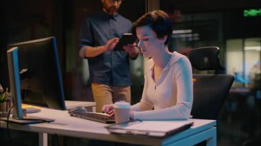 Gece çalışan işadamı şirket projesini tartışıyor online iş bilgisayarı sorunu iş kadını anlaşmazlık içindeki iş arkadaşları yanlış anlaşılma