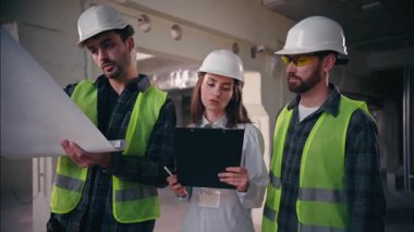 Kafkasyalı iş arkadaşları takım çalışması yapıyorlardı. İnşaat işleri konusunda planlar yapıyorlardı. Kadın kontrolör, mimar, taslak mimari adamlar, proje teknisyenleri, tamirciler, iş birliği yapıyorlardı.