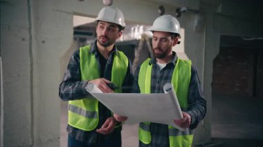 İki Kafkas erkek müteahhit inşaat projesini tartışıyorlar inşaat müfettişleri teknisyenler müteahhitler kavga ediyor taslak kâğıdı tartışan mühendisleri gücendirdi mimari sorun