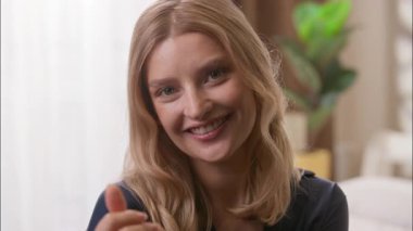 Kaygısız Kafkas yetişkin kadın portresi yatak odasında kameraya bakıyor kadın gülüşü kapalı yerde olumlu duygu bayan yüz ifadesi mutlu sarışın kız sağlık sağlık diş hekimliği kredisi