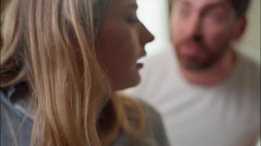 Aile içi ayrılık üzücü beyaz çift yatak odasında kavga ediyor. Ağlayan kadın üzgün kadın, boşanmayı kapatıyor. Öfkeli adam bağırıyor.