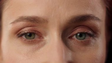 Gözlerini aç kadın gözlerini kapat kız görüş şoke olmuş iş kadını kirpiklerini kırp kameraya bak tanınmaz hale gelen kadın güzel bakışlar aşırı göz açan iş adamı portresi