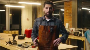 Kafası karışmış Kafkasyalı ahşap ustası omuz silkiyor. Atölyede şüpheli bir hareket. Küçük iş adamı sanatçı teşhircisi.