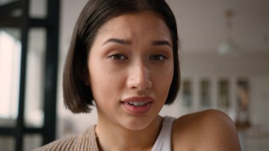 İspanyol kadın, Latin, beyaz, ev sahibi güzel bayan, düşünceli, düşünceli, kadın, yüz ifadelerinin kafa derisi, üzgün omuz silkme, tek başına kafa karışıklığı.