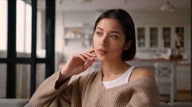 İspanyol beyaz kadın, sıradan, üzgün, ev sahibi, düşünceli, düşünceli, düşünceli, yalnız kadın. Sağlık sorunu, üzgün, melankolik düşünceler, depresyon krizi düşüncesi.