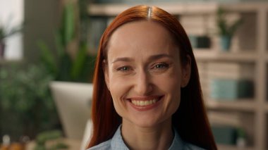 Gülümseyen iş kadını portresi mutlu pozitif bayan bayan bayan işveren müdürü simsar tasarımcı ofis işyerindeki başarılı lider dişlek gülüşü neşeli iş kadını kapalı alanda