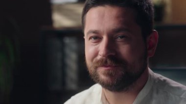 Portre mutlu beyaz iş adamı yönetici erkek girişimci CEO gülümsüyor ofis şirketinde sağlıklı diş hekimliği orta yaşlı avukat simsar kameraya bakın