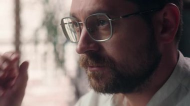 Neşeli Kafkasyalı yönetici, erkek, iş adamı, iş adamı, girişimci, gözlük takan, CEO, şirket başkanı, yetişkin, ofis başarısı içinde gülümseyen, duygusal, iş sağlığı işindeki olumlu iş.