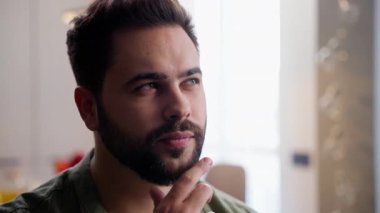 Düşünceli, düşünceli, beyaz iş adamı, ev sahibi, model iş adamı, müşteri, dokunaklı çene hareketi seçmeyi düşün, kafa sallama kararını evde ver.