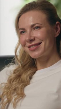 Rahatlamış, mutlu, Kafkasyalı bir kadın kahvesini yudumluyor sabah dinleniyor kadın iş kadını, serbest kahvesini içiyor çay içiyor ev hanımı el ele tutuşuyor bardak içkisi içiyor evinde huzurlu bir an yaşıyor.