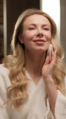 Cilt silici güzel beyaz kadın pamuk pedi tonu gülümseyen kız model bornoz makyaj kremi temizleyici ev banyosunda deniz suyu sivilcesi tedavisi.