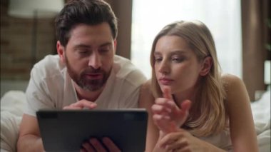 Kafkasyalı rahat bir aile, yatak odasında tablet kullanarak konuşan bir çift. Elinde alet tutan bir eş, internetten teslimat yapan bir koca. Sanal bir sosyal medya oyunu oynuyorlar.