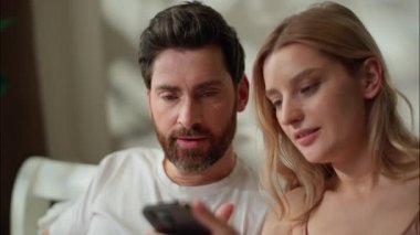 Aile, yatak odasında konuşan beyaz tenli çift cep telefonuyla mutlu. Sevgili, internetten yemek siparişi veriyor. İnternetten internetten erkek-kadın internet kullanıyor.