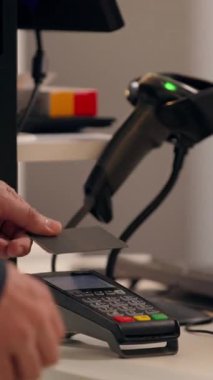 Eczaneden satın alan sağlık ürünleri ilaç satan müşteriler ilaç satın alıyor. İlaç vitaminleri kağıt paketinde kasiyer gişesinde tıbbi siparişler alınıyor. Kredi kartsız ilaç hizmeti veriliyor.