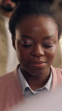 Eczaneden müşterileri satın alan Afrikalı kadın gülümseyen ilaç satın alan eczacı adam Cleint 'e ilaç siparişinde yardımcı oluyor.