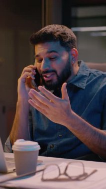 İşadamı Hintli adam gece yarısı çoklu iş adamı ofiste fazla mesai yapıyor cep telefonuyla konuşuyor bilgisayar ticareti, akıllı telefon görüşmeleri, gülümseyen müdür danışmanlık yapıyor.