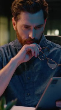 Kafkasyalı orta yaşlı işadamı borsa simsarı bilgisayar simsarı, analist CEO gece ofis yöneticisi gözlüklü profesyonel işveren fazla mesai yapmaktan yoruldu.