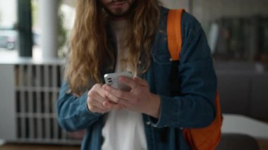 Kafkasyalı öğrenci erkek bağırıyor. Üniversitede kazanmayı cep telefonuyla kutluyorlar. Zafer çığlıkları atıyorlar.