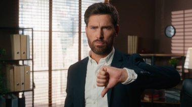 Ofisteki portre sinirli, üzgün, ciddi, beyaz adam, beyaz, iş adamı, şirket çalışanı sorun kötü tavır, iş adamı kameraya bakıyor.