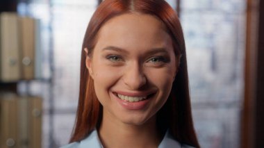 İş portresi, beyaz kadın gülümseyen, kameraman iş kadınına bakan, iş kadını, ofis lideri, girişimci, profesyonel bayan fotoğrafçı.